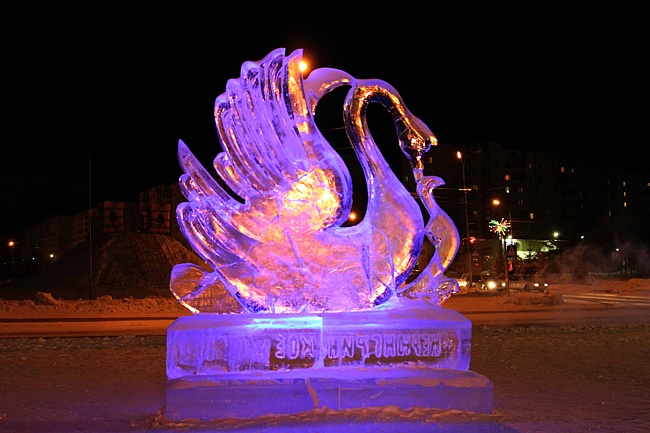 красивая ледянная фигура в форме лебедя лебедь изо льда ледянной подсвечен огнями площадь новогодняя зима 2010 нерюнгри нерюнгринский изображение картинка фотография фото