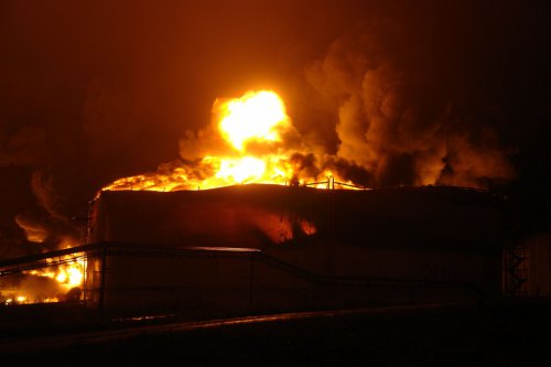 резервуар с нефтью взорвался видно яркий огонь и дым