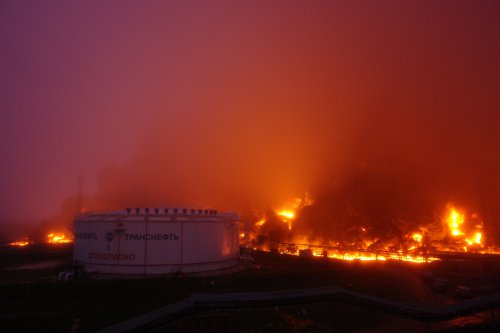 пламя над нефтяной емкостью компании транснефть в сибири