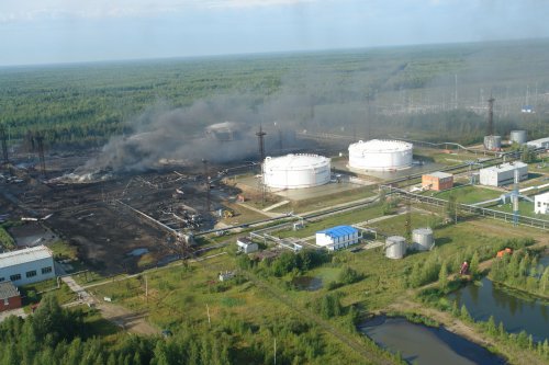 два резервуара оставшиеся целыми после горения нефти вид издали сверху