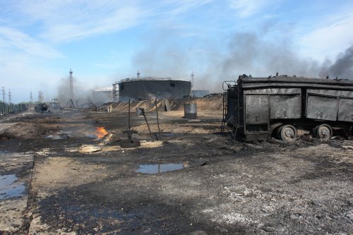 сгоревший пожарный автомобиль и оставшийся целым но обгоревший второй резервуар с нефтью