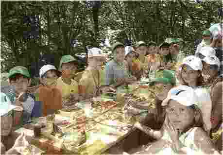В Болгарии дети посетили несколько экскурсий Одной из них была поездка на речном пароме на рыбацкий пикник На свежем воздухе в шалаше отведали рыбу тут же приготовленную на углях
