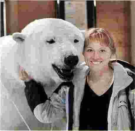 женщина и белый медведь 
