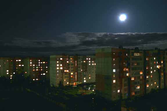 Нерюнгри ночью освещенный луной ночной нерюнгри свет из нерюнгринских окон слегка облачная погода звезда и луна на небе