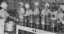 исторические фотографии старые фото нерюнгри городские повара тогдашнего общепита рабочие столовые пищеблок приготовление пищи поварихи на раздаче в колпаках в черно белом цвете серые тона