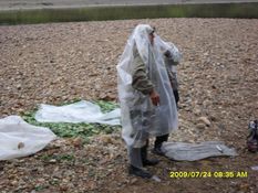 якутия сплав рыбак укутывается в целофановую пленку обматывает скотчем закрепляет от ветра защита от моросящего дождя
